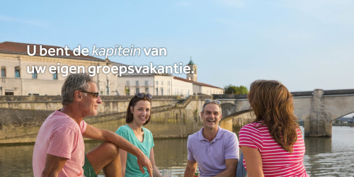 Groep vrienden op het dek van de boot