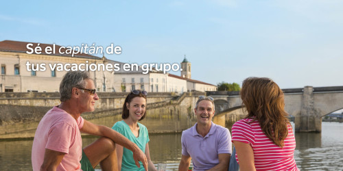 Grupo de amigos en la cubierta del barco