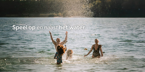 Familie heeft plezier op het water