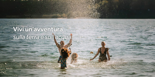 Famiglia che si diverte in acqua