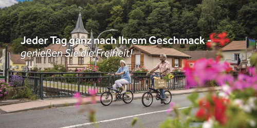 Paar beim Einkaufen mit dem Fahrrad