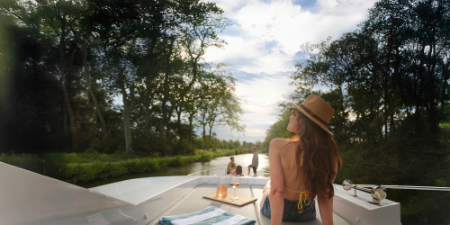 Vacaciones de verano en barco por un río pintoresco