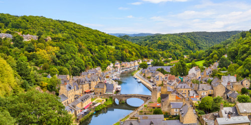 Luftaufnahme von Dinan in der Bretagne, Frankreich