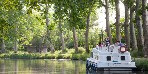 Bateau Salsa sur le Canal du Midi au printemps