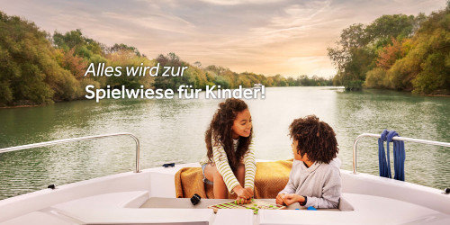 Zwei Kinder spielen auf dem Sonnendeck