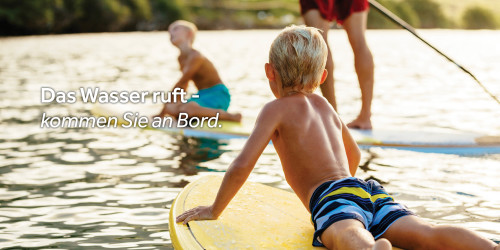 Junge auf einem Stand Up Paddle Board