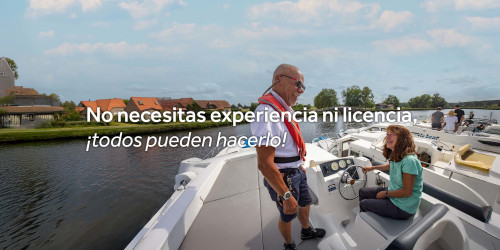 Un técnico de Le Boat informa a una cliente