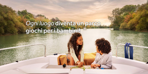 Due bambini che giocano sul ponte della barca