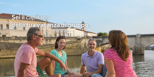 Gruppo di amici sul ponte della barca
