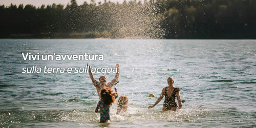 Famiglia che si diverte in acqua