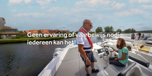 Een Le Boat technicus geeft een briefing aan een klant