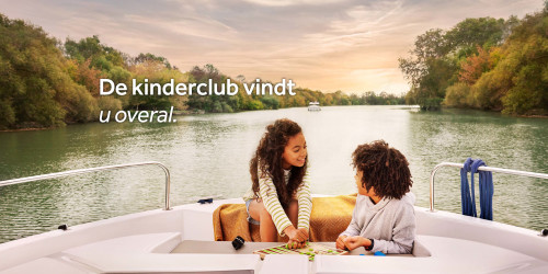 Twee kinderen spelen op het dek van de boot