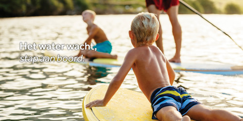 Jongen op een stand up paddle board