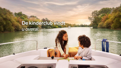 Twee kinderen spelen op het dek van de boot