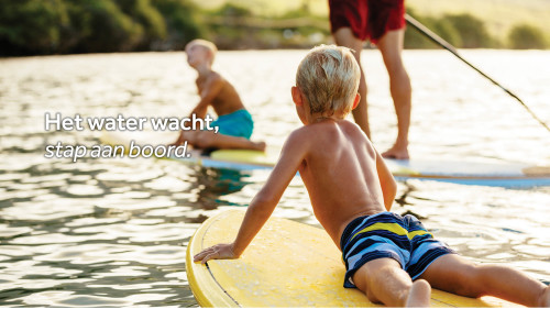 Jongen op een stand up paddle board