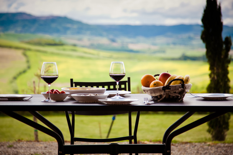 lunch-with-a-view-table-against-beautiful-landscape-in-Tuscany