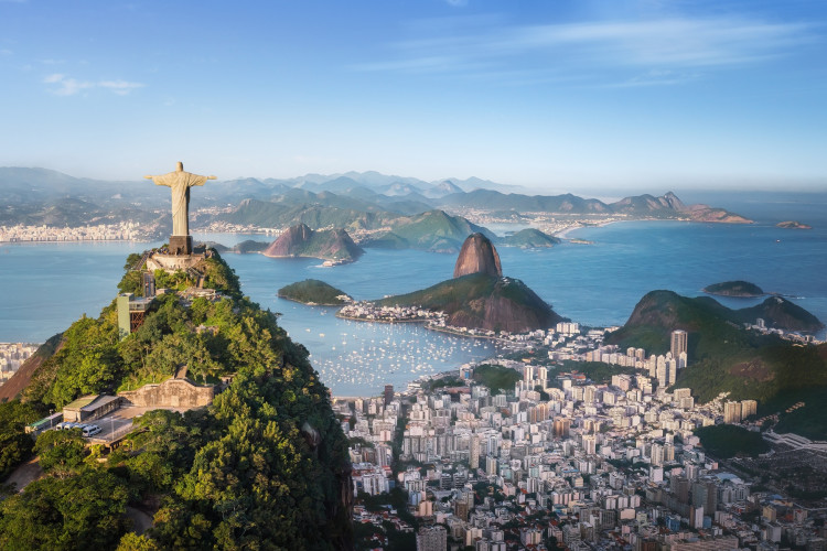 Luftaufnahme von Rio de Janeiro mit Christusstatue auf dem Corcovado, Zuckerhut und der Guanabara-Bucht.