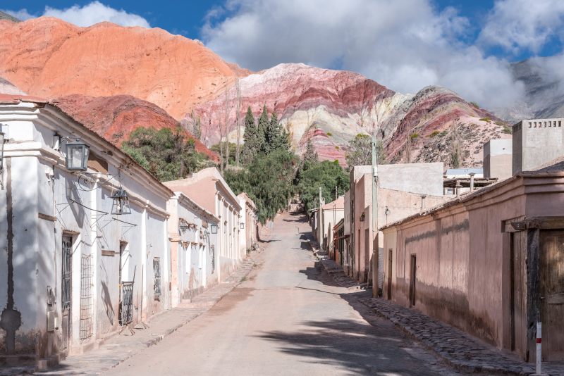 Stadt Purmamarca mit dem Cerro de los Siete Colores im Hintergrund, Argentinien