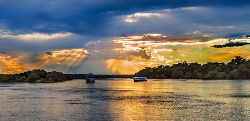 Der mächtige Sambesi Fluss bei Sonnenuntergang unweit von Livingstone in Sambia Afrika