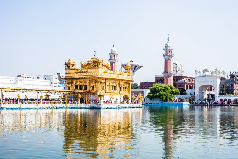 Blick über den Necktarsee auf den Goldenen Tempel von Amritsar