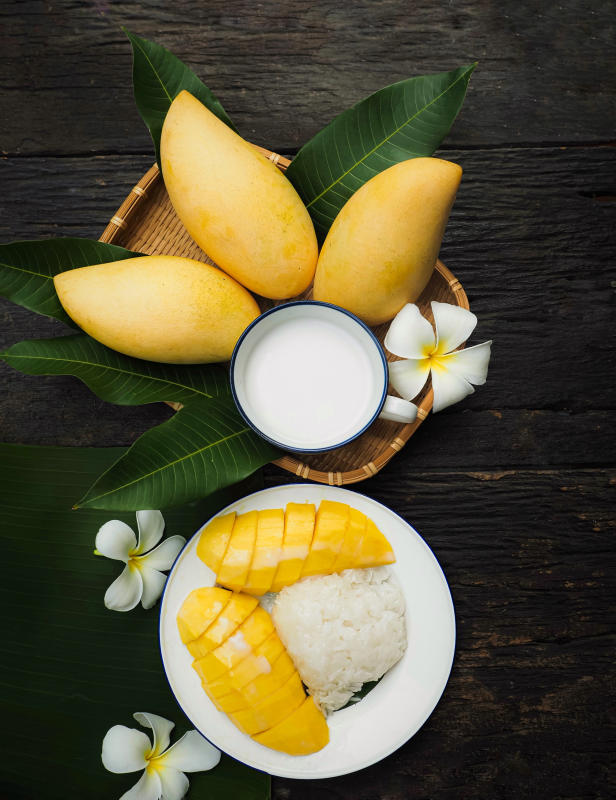fresh-ripe-mango-sticky-rice-coconut