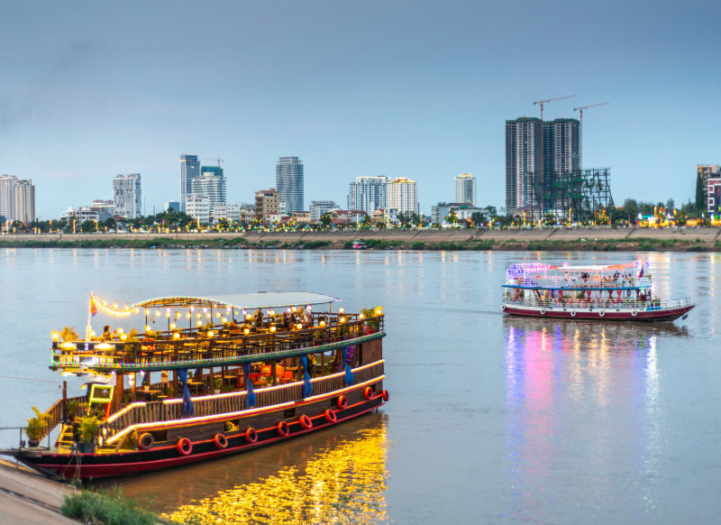 illuminated-vibrantstrip-lights-attract-tourists-river