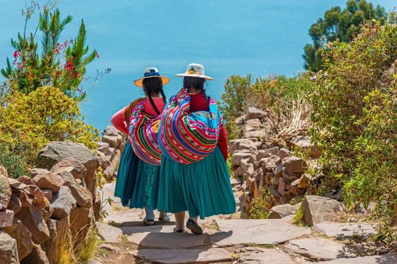 peruvian-indigenous-quechua-women-traditional-clothes