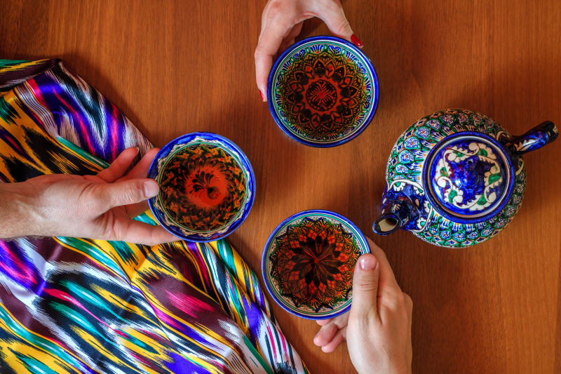 Drei Personen trinken Tee aus Bechern Samarkand Usbekistan Orientalische Küche