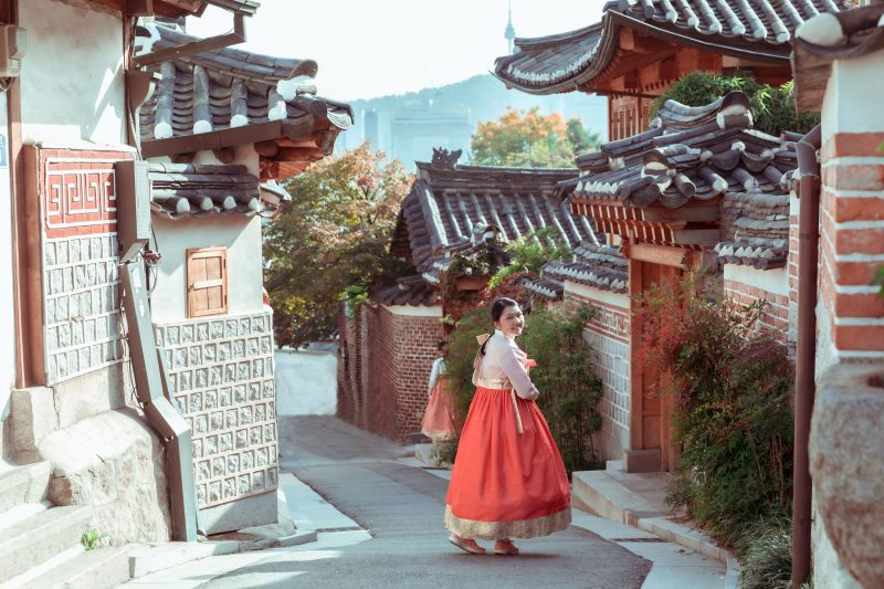 Traditionelle Haeuser im Hanok Dorf Bukchon in Seoul