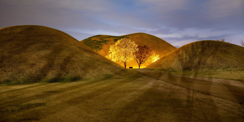 Abendstimmung beleuchtetes Grab des Hwangnamdaechong in Gyeongju Suedkorea