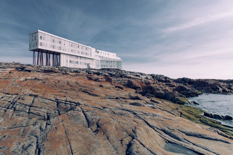 Blick von der Felsen auf das Fogo Island Inn auf Fogo Island, Neufundland