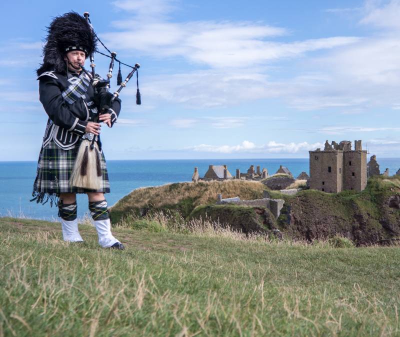 traditional-scottish-bagpiper-full-dress-code