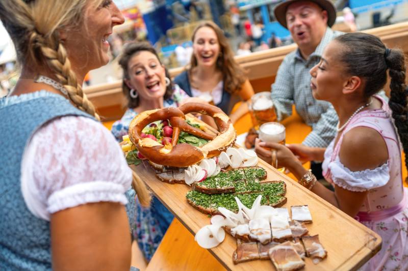 joyful-waitress-serving-traditional-german-food