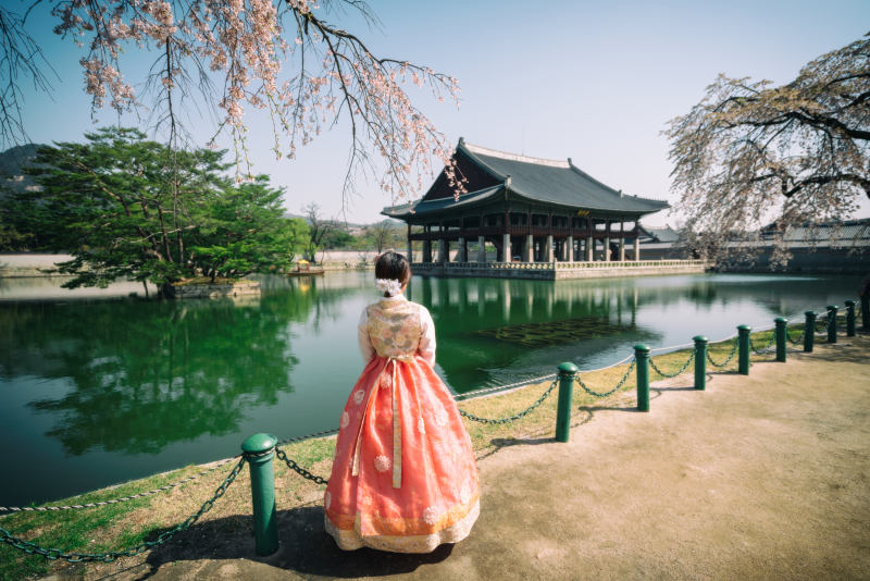 Hanbok traveling into the Gyeongbokgung Palace