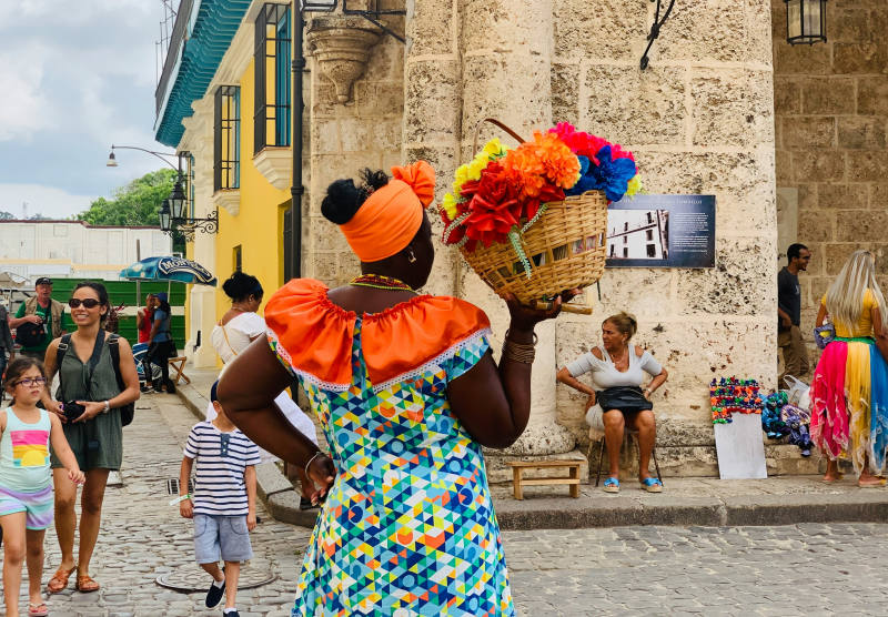 Eine Frau auf einem Platz in Havanna, Karibik