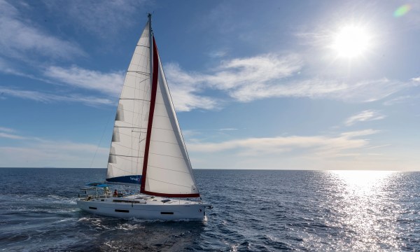 monohull yacht sailing