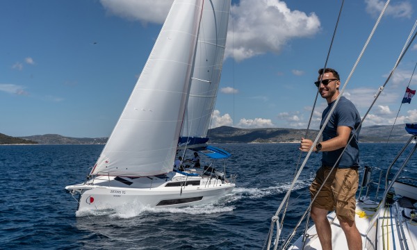 Sunsail 37.3 - Sailing