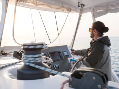 Skipper_at_the_Helm_Yacht_Charter