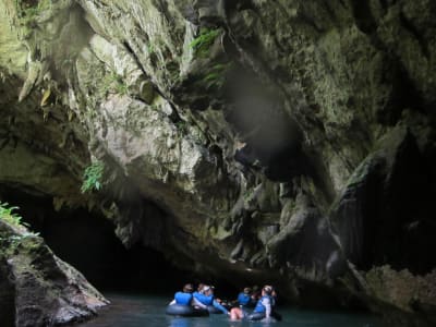 group_cave_tubing_belize_copyright_edreder_flickr_2400x1350_web-1