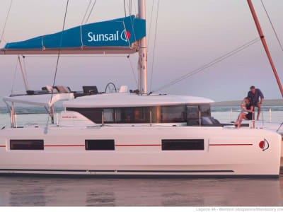 Sunsail Lagoon 464 exterior