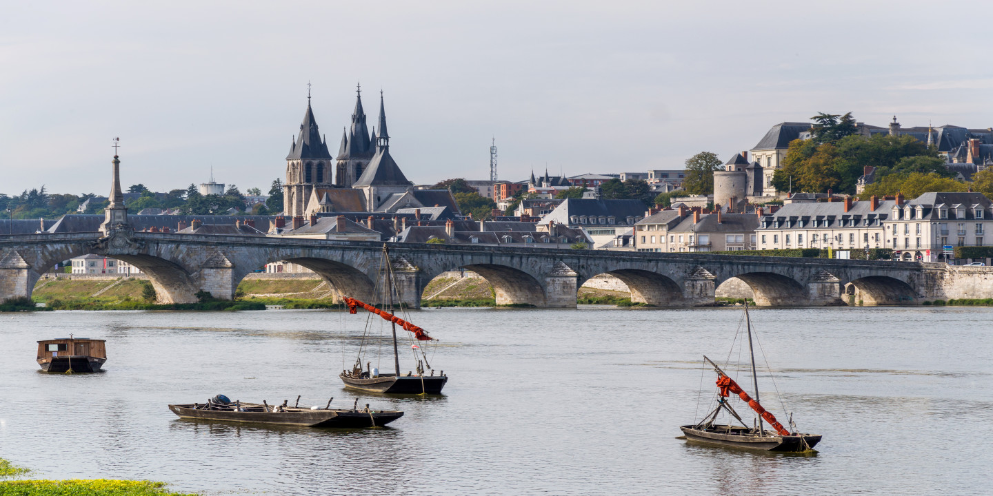 Le Pont des Arts et les tours de Notre Dame de Paris by Henri Remi