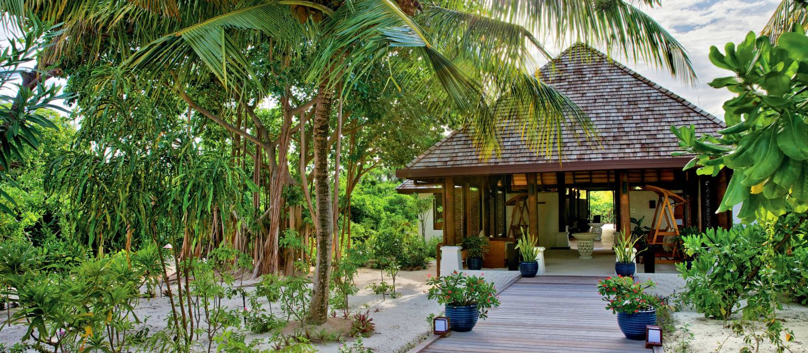 Hideaway Beach Resort & Spa Hotel in Maldives | ENCHANTING TRAVELS