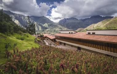 Blick auf die Berge des Sacred Valleys und die Gebu00e4ude des Explora Sacred Valley im Sacred Valley in Peru