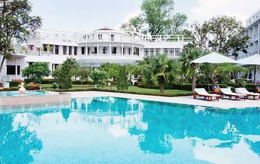 Poolanlage des Azerai - La Residence Hue Hotel in Huu00e8, Vietnam