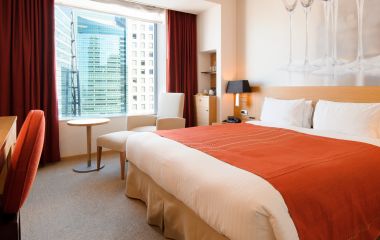 Doppelbett im Park Hotel Tokyo in Tokio, Japan