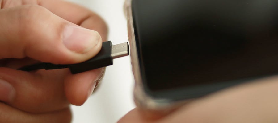 Telefonu un datoru lādēju darbā vai arī nakts laikā, kad elektroenerģija ir lētāka