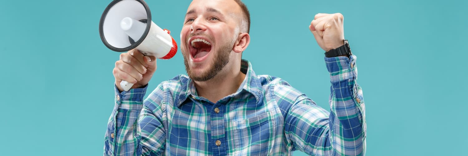 homme qui crie dans un mégaphone