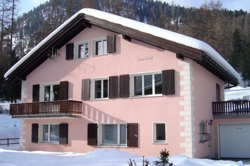 Ferienwohnung "Chesa Suot God" mit Bergblick