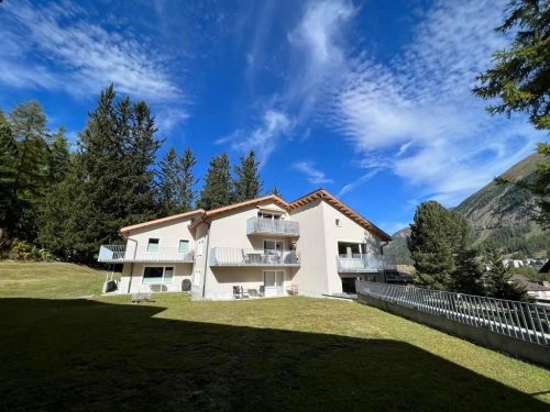 Chesa Crasta mit Gartensitzplatz und Loipenzugang