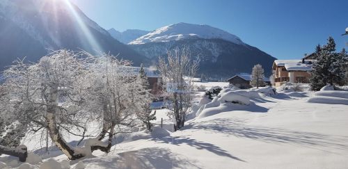 Chesa Suotarivas mit Gartensitzplatz